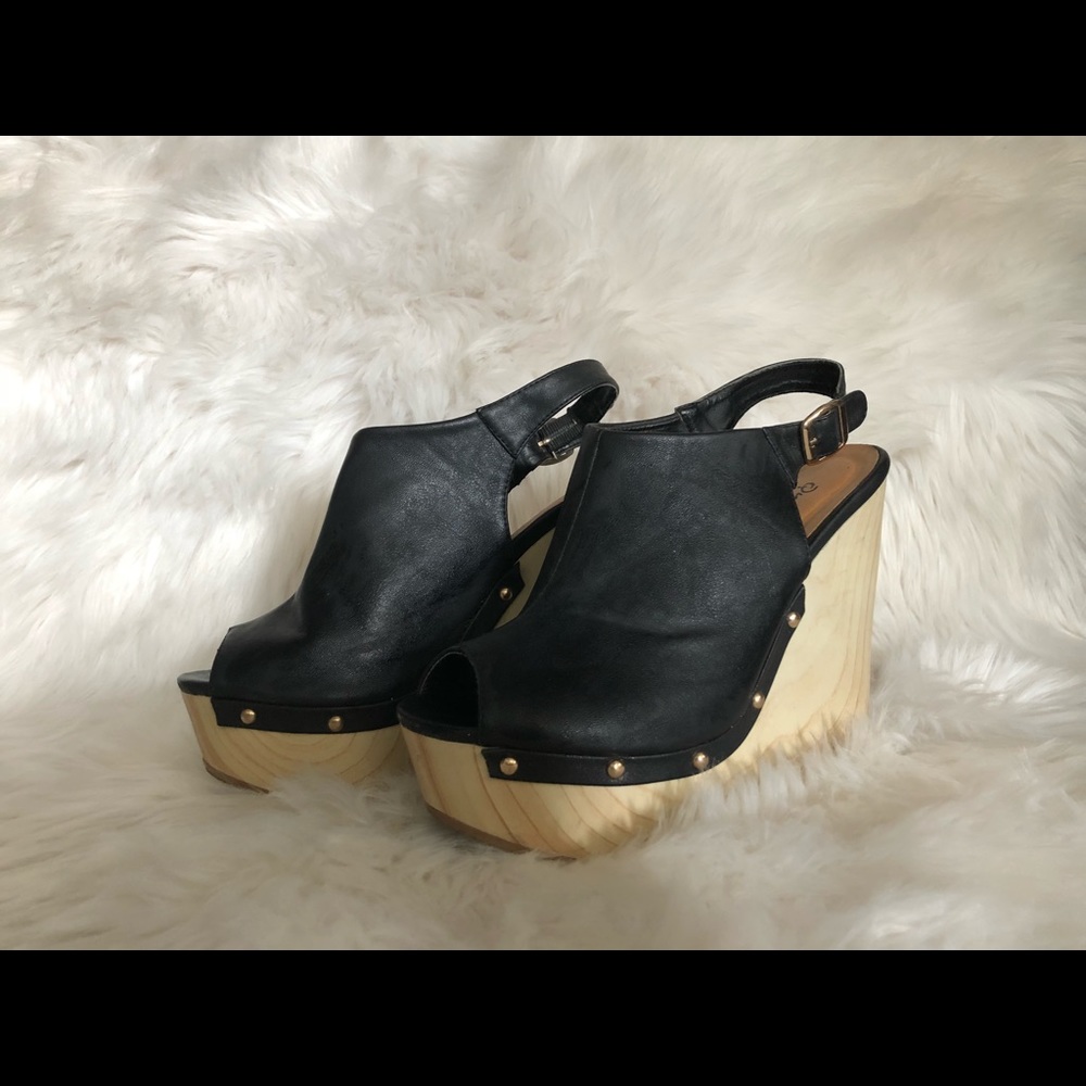 Wood lookalike heeled wedge
